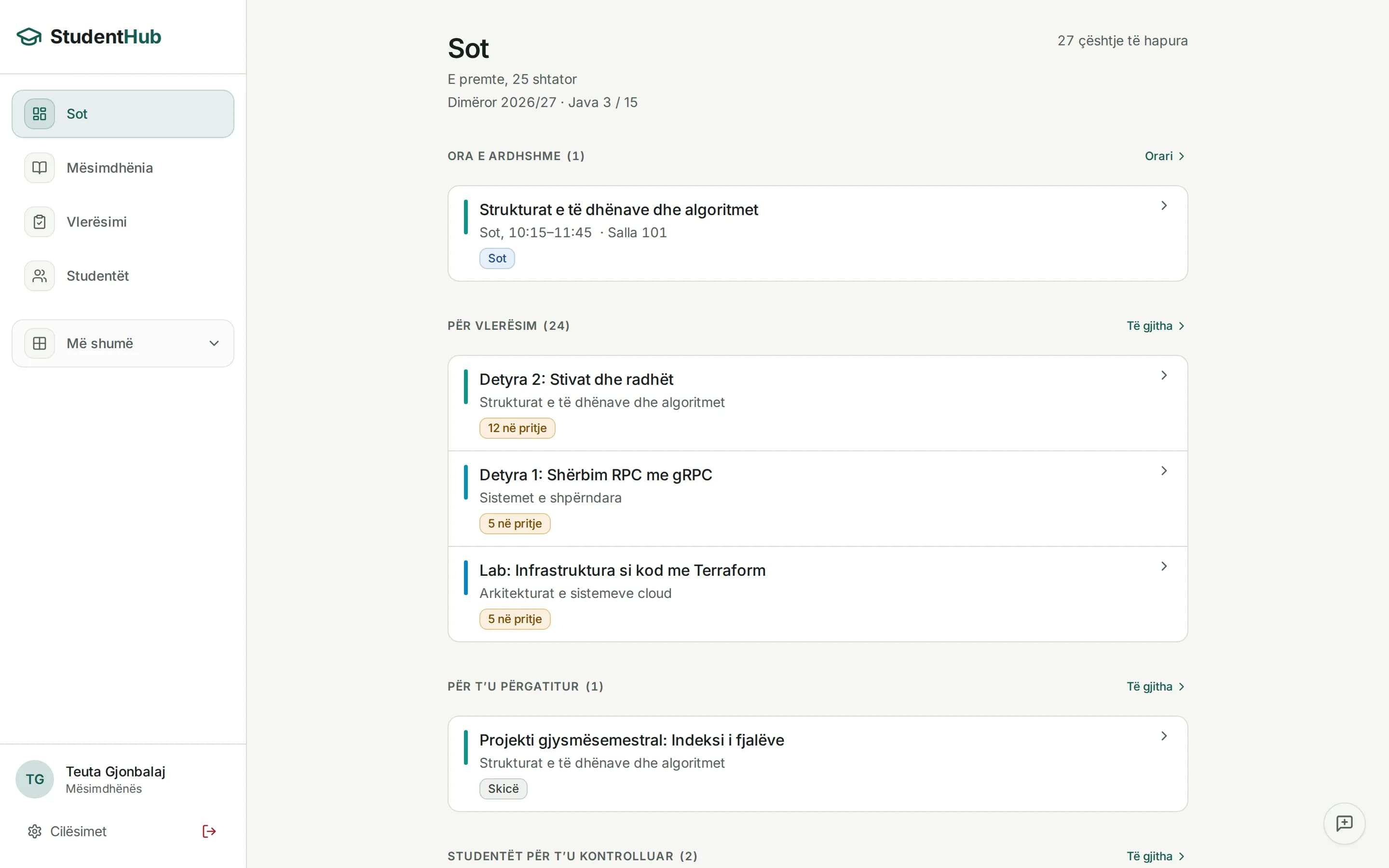Student Hub: a teacher's day with classes, pending grading and recent submissions (demo data)